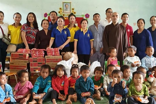 Chùa Đức Hậu trao tặng hàng trăm suất quà cho thiếu nhi huyện biên giới Nghệ An