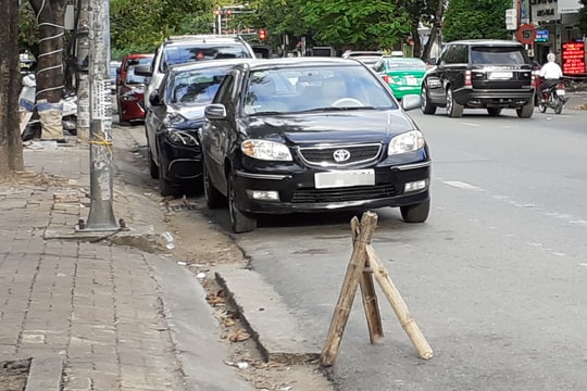 Mang ghế gãy chân, đặt “chông” bên đường cản xe hơi đậu trước cửa hàng