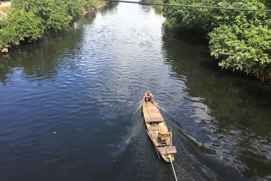 Sông Vinh, sông Đào chuyển màu đen ngòm, bốc mùi hôi thối