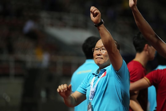 Vì sao Đông Nam Á bất lực trước sơ đồ 3-4-3 của HLV Park Hang-seo?