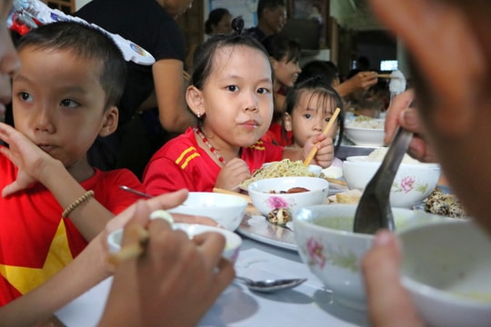 Trung thu đơn sơ của trẻ làng chài