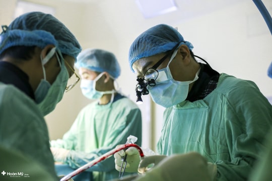 Phẫu thuật giải ép vi phẫu điều trị thoát vị đĩa đệm thành công cho bệnh nhân 30 tuổi