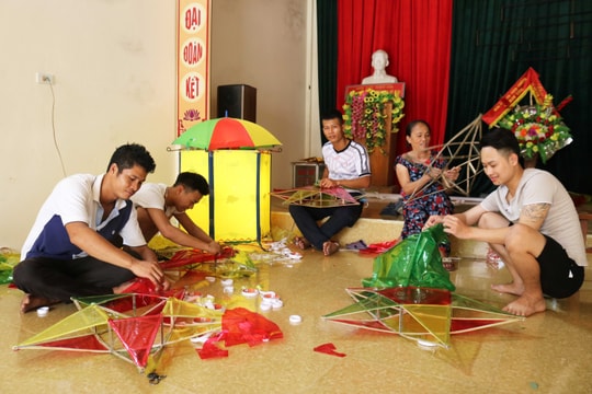 Người dân Thanh Chương gói bánh chưng làm quà Tết Trung thu