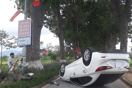 Xe ô tô tông gãy cột đèn cao áp, phơi bụng trên tỉnh lộ