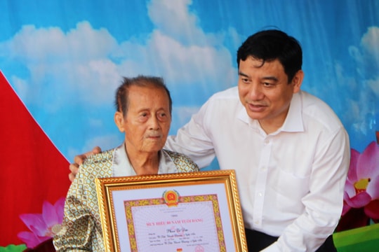 Lãnh đạo tỉnh trao tặng Huy hiệu Đảng tại Thanh Chương, Đô Lương