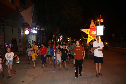 Muôn kiểu vui hội Trung thu của trẻ vùng cao Nghệ An