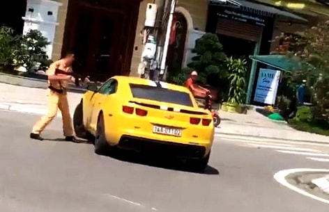 Video CSGT cầm súng AK truy đuổi, xe sang vẫn vù ga bỏ chạy