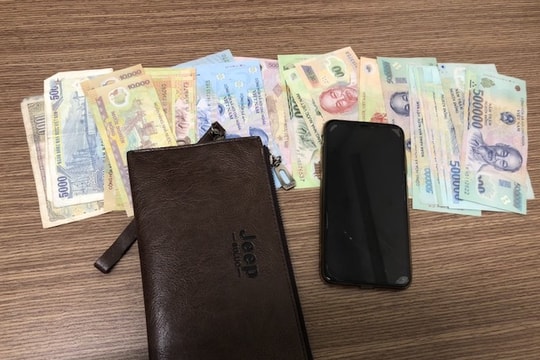 Dùng điếu cày đập vào khách đang uống cà phê để cướp ví tiền