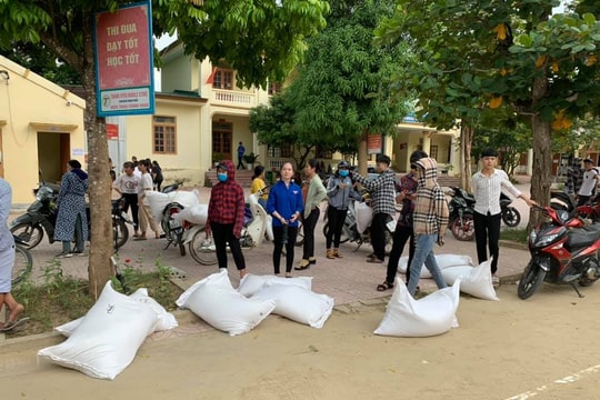 Gần 1.300 học sinh 2 huyện miền núi Nghệ An được Chính phủ hỗ trợ gạo