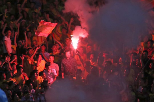 Từ hồi ức sân Vinh đến Hàng Đẫy: Bài học đau đớn từ pháo sáng