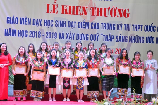  Trường Dân tộc nội trú tỉnh Nghệ An khen thưởng giáo viên và học sinh xuất sắc 
