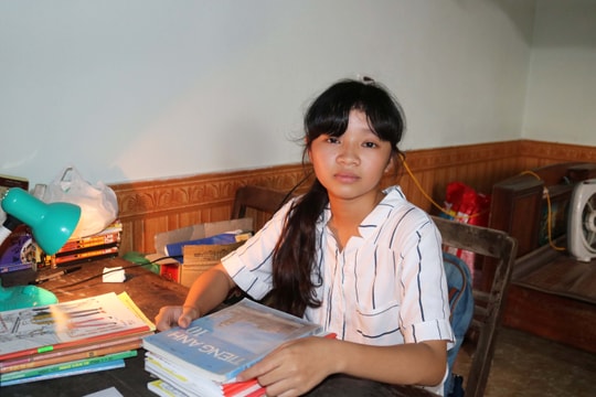 Nữ sinh mồ côi nuôi bà đau bệnh