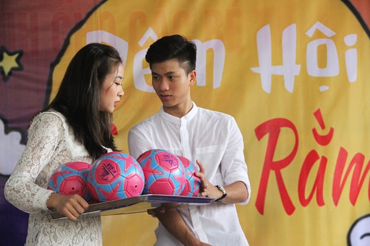 Tuyển thủ Phan Văn Đức và bạn gái tặng quà Trung thu cho trẻ khuyết tật
