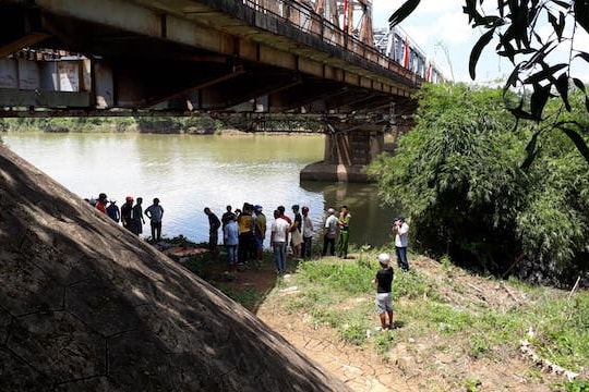 Vụ nghi cả nhà nhảy cầu tự vẫn: Người cha đánh bạc qua mạng?