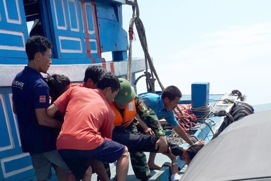 Cấp cứu kịp thời một thuyền viên bị tai nạn trên biển