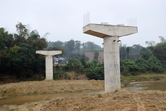 Những cây cầu tiền tỷ thi công dở dang ở Tân Kỳ