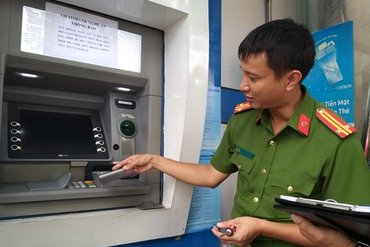 Cận cảnh thủ đoạn lấy cắp thông tin thẻ ATM, rút hết tiền của khách hàng ở Nghệ An