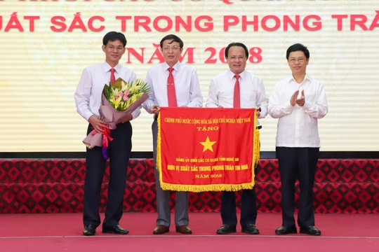 Chính phủ tặng Đảng ủy Khối Các cơ quan tỉnh Nghệ An Cờ thi đua