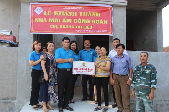 Liên đoàn Lao động tỉnh trao nhà 'Mái ấm công đoàn' cho đoàn viên khó khăn