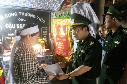 Bộ Chỉ huy Biên phòng Quảng Bình thăm hỏi, hỗ trợ 2 gia đình có thuyền viên tử vong trên biển