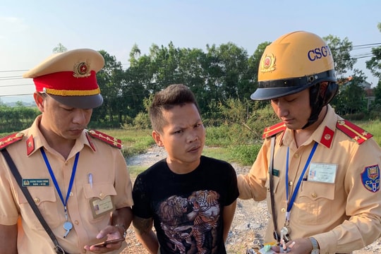 Kiểm tra đối tượng không đội mũ bảo hiểm, phát hiện tàng trữ trái phép chất ma túy