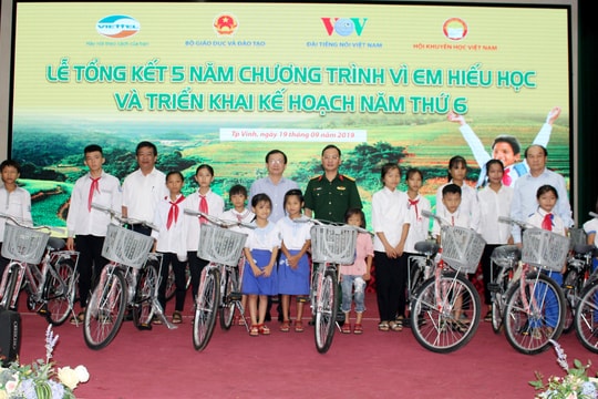 5.790 suất học bổng 'Vì em hiếu học' trao tặng trẻ em nghèo, vượt khó tại Nghệ An