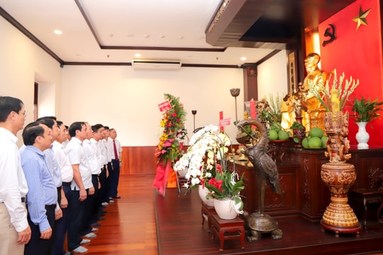 Lãnh đạo tỉnh Nghệ An dâng hoa tưởng niệm Chủ tịch Hồ Chí Minh tại thành phố mang tên Bác