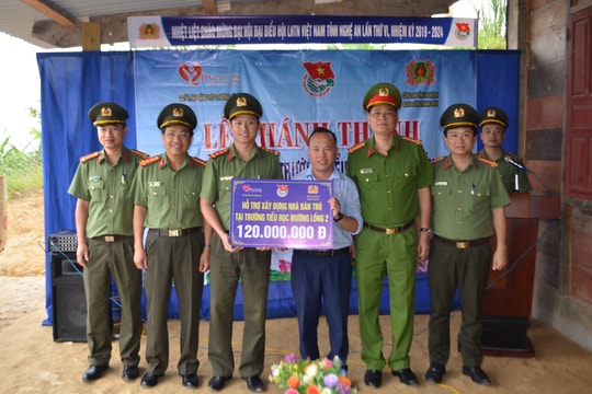 Công an Nghệ An bàn giao nhà tình nghĩa và khu bán trú cho học sinh tại Kỳ Sơn
