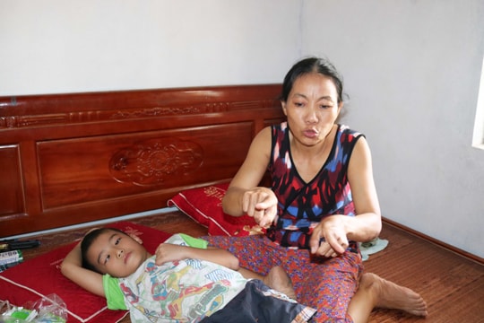 Xót thương hoàn cảnh mẹ câm điếc nuôi con u não