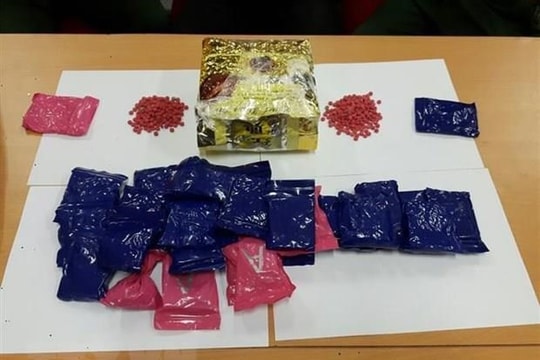 Bắt đối tượng vận chuyển 1.800 viên ma túy tổng hợp từ Lào về