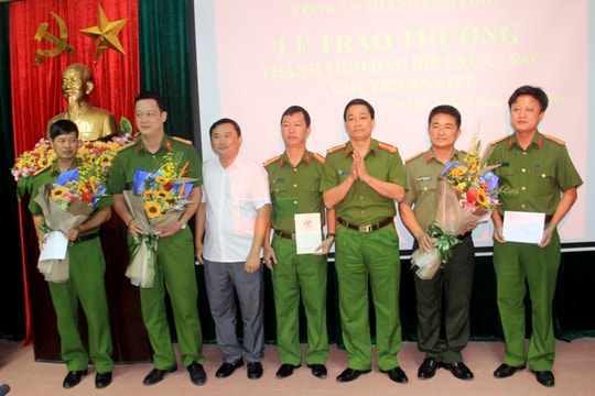 Bộ Công an khen thưởng Ban chuyên án bắt giữ 3 người Trung Quốc đánh cắp tài khoản ATM