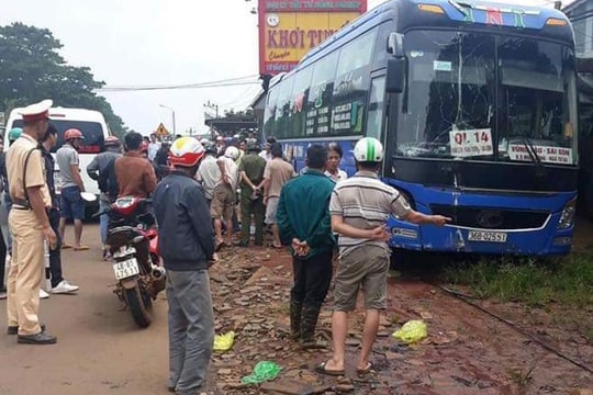 Xe khách vượt ẩu gây tai nạn, 2 người tử vong