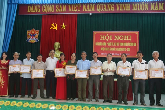 Biểu dương gương “Người tốt, việc tốt” trong đồng bào Công giáo Tân Kỳ