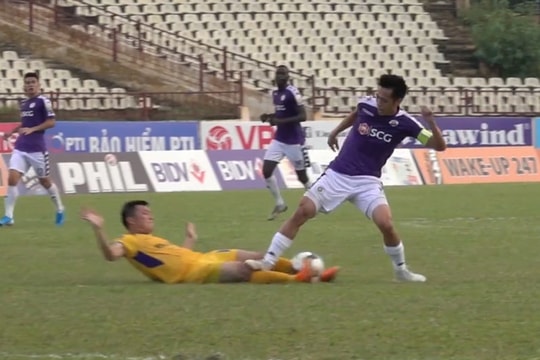 Tiền đạo Văn Quyết bị chỉ trích sau pha đạp gầm giày vào Đình Đồng 