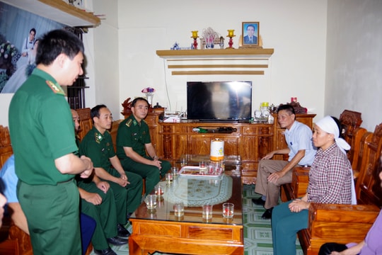 Thăm hỏi gia đình có 2 thuyền viên tử nạn và mất tích ở Quỳnh Lưu