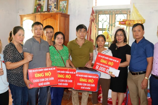 Nhóm thiện nguyện Niềm tin trao quà cho hoàn cảnh mẹ câm điếc nuôi con u não