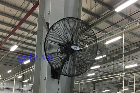 Bị quạt công nghiệp đổ trúng người, một phạm nhân tử vong