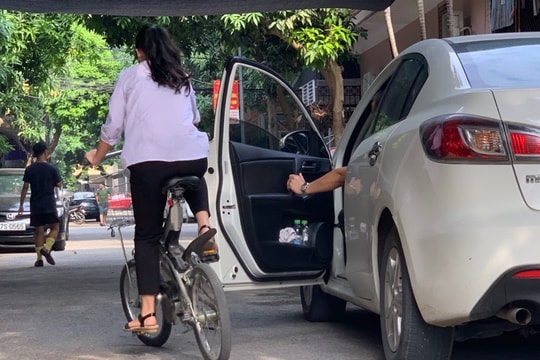 Hiểm họa tai nạn thương tâm do mở cửa xe ô tô bất cẩn