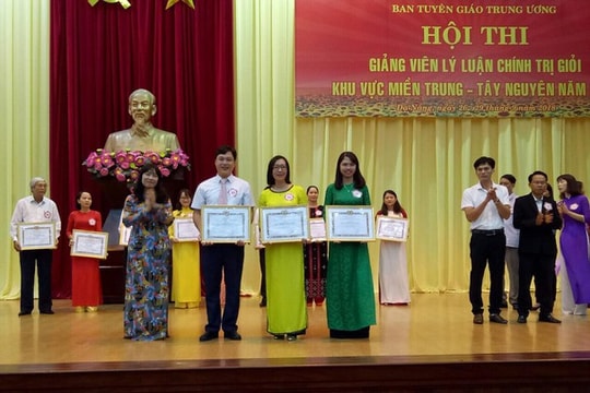 Tăng cường công tác giáo dục lý luận chính trị cho cán bộ cấp huyện