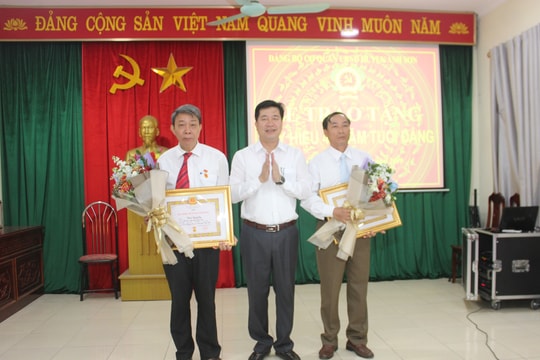 Đảng bộ Cơ quan UBND huyện Anh Sơn trao Huy hiệu Đảng cho các đảng viên