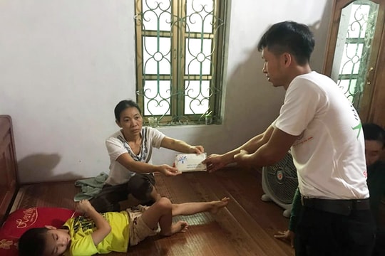 Bạn đọc Báo Nghệ An trao gần 27 triệu đồng hỗ trợ hoàn cảnh mẹ câm điếc nuôi con u não