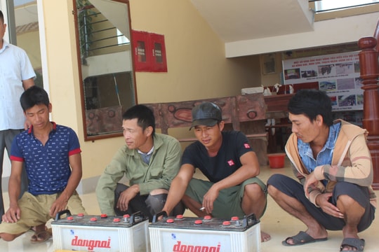 Bắt giữ 4 đối tượng dùng kích điện bắt cá kiểu tận diệt trên sông Lam