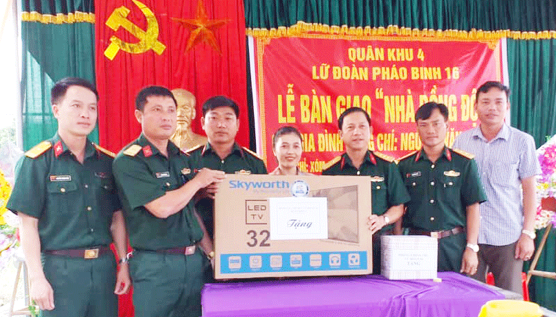 Hoạt động trao quà cho người nghèo tại các địa phương