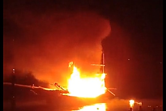 Nổ tàu cá trong đêm làm 5 người bị thương, 3 người chết và mất tích