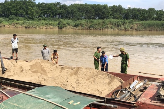 Đình chỉ 8 bến thủy nội địa hoạt động trái phép ở Nghệ An