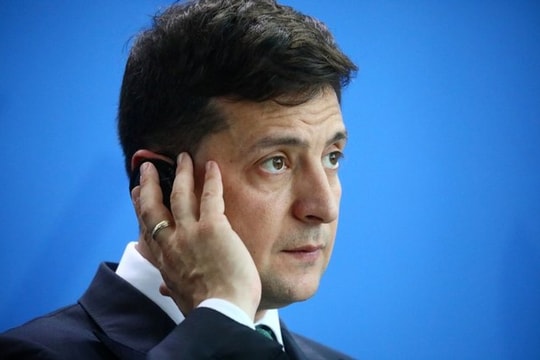 Ukraine 'đi trên dây' tránh 'bão'