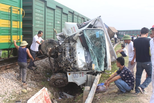 Hàng chục người cạy cửa cứu tài xế xe tải trong vụ tai nạn đường sắt ở Nghệ An