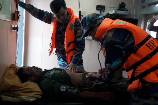 Cứu nạn thành công tàu cá và 7 ngư dân vào bờ an toàn