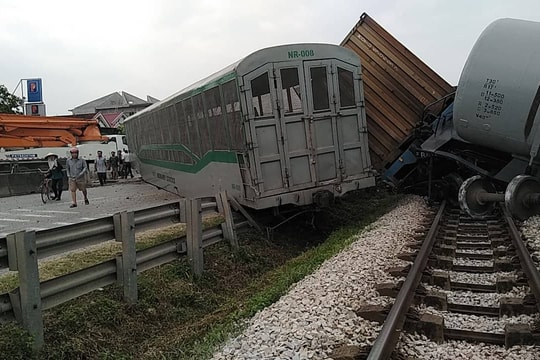 Cận cảnh hiện trường vụ tai nạn tàu hàng bị lật 4 toa sau khi tông phải xe tải