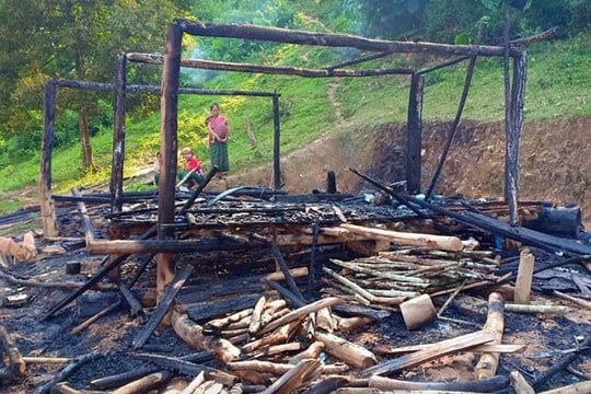 Người mẹ ôm 3 con nhỏ tháo chạy khỏi căn nhà bị cháy ở Nghệ An